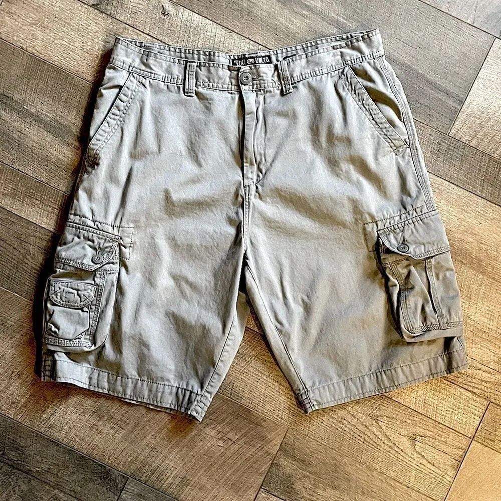 Men’s Ecko Unlimited, Light Gray, Cargo Shorts. Size 38.